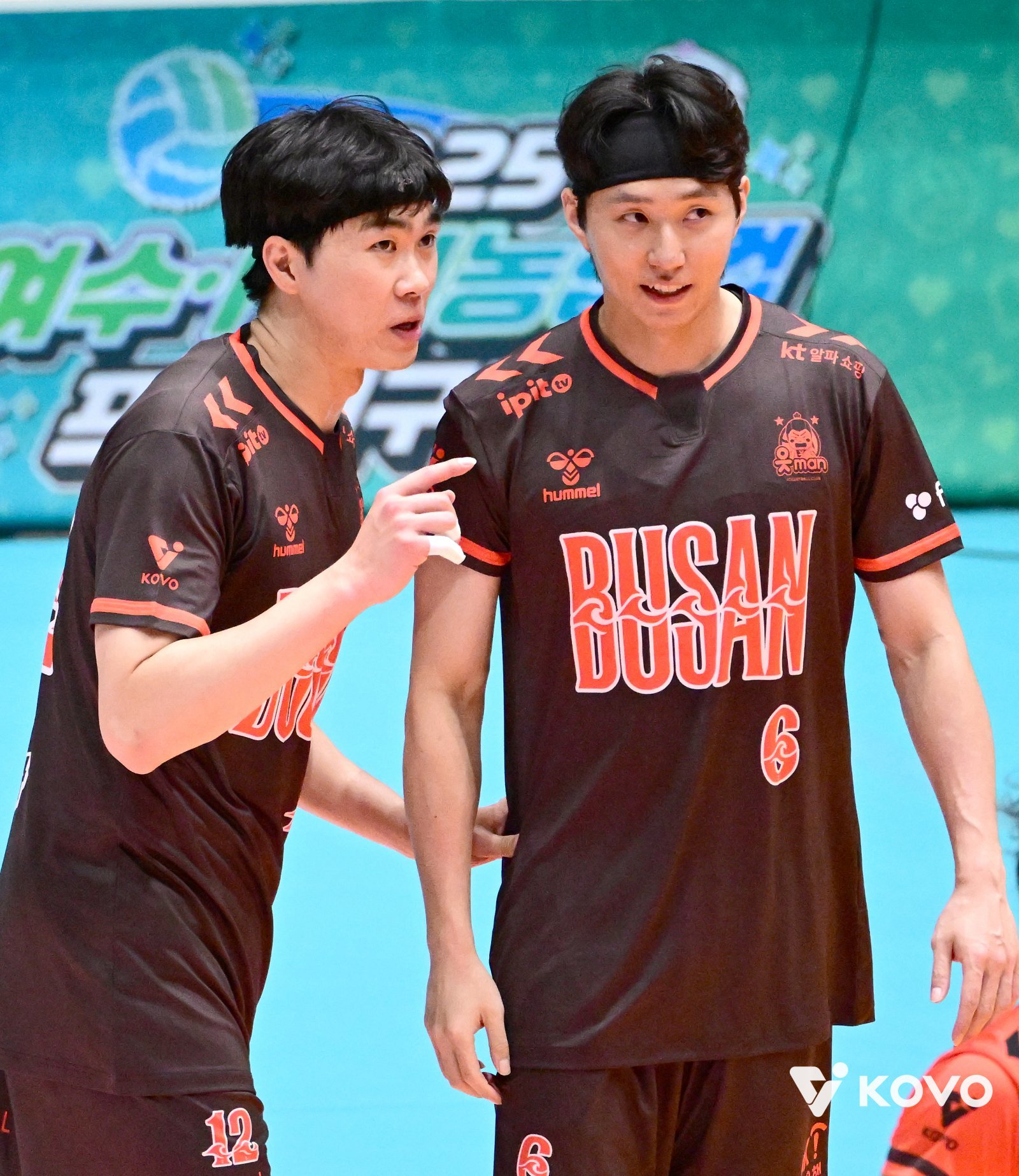 V리그 남자부 OK저축은행의 전광인(왼쪽)은 지난 시즌의 부침을 딛고 새 시즌 팀과 자신의 재도약을 꿈꾼다. 평소 자신을 높게 평가한 신영철 신임감독 밑에서 제2의 전성기를 열겠다는 의지다. 사진제공│KOVO