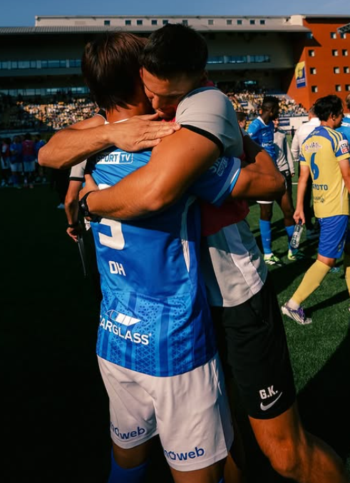 축구국가대표팀 공격수 오현규(앞)가 28일(한국시간) 벨기에의 다이오와사비스타이엔 스타디움에서 열린 신트트라위던과 2025~2026시즌 벨기에 프로리그 9라운드 원정경기에서 1-1로 맞선 후반 추가시간 역전 결승골을 기록하며 팀의 2-1 역전승을 안겼다. 경기 종료 후 동료와 포옹하며 기뻐하는 모습.사진출처│헹크 인스타그램