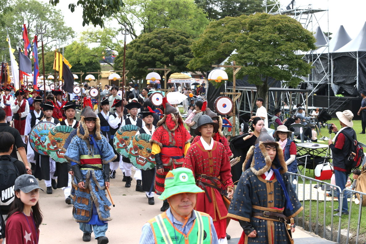 조선왕조실록을 고증해 실시한 ‘태종대왕 행렬’은 어린이부터 부모세대까지 많은 관람객들의 호응을 받았다.  서산문화제단 제공