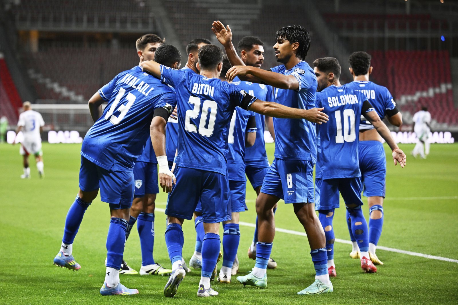 이스라엘 선수들이 9일(한국시간) 헝가리 데브레첸 나예르데이 슈타디온에서 열린 2026북중미월드컵 유럽 예선 조별리그 I조 4차전 이탈리아와 경기에서 득점 후 기뻐하고 있다. 데브레첸(헝가리)｜AP뉴시스