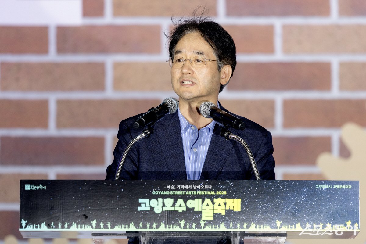 이동환 시장이 지난 27일 일산호수공원에서 고양호수예술축제 개막식에서 축사를 하고 있다. 사진제공ㅣ고양시 