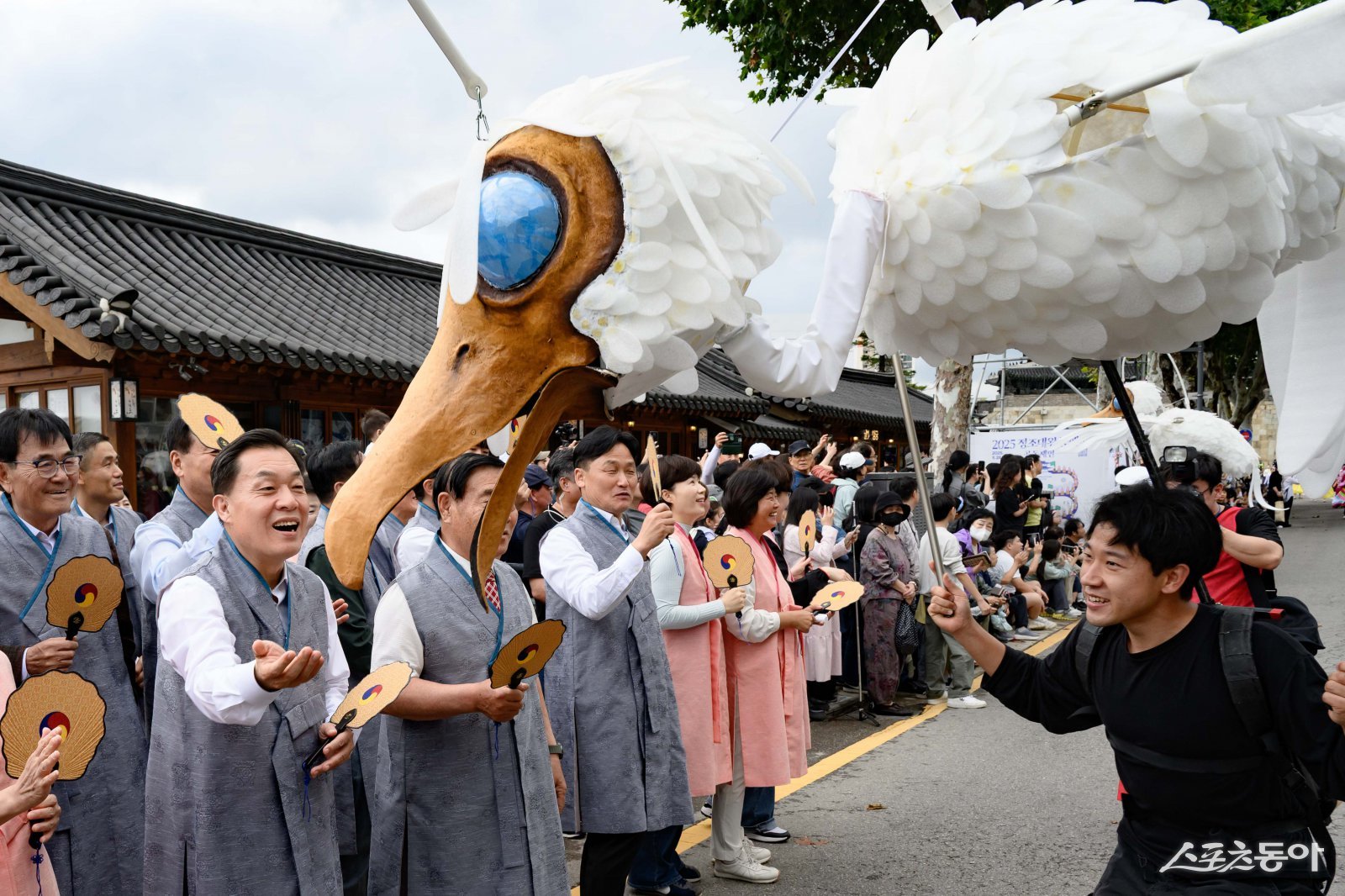 이재준 수원시장(왼쪽)이 시민들과 함께 축제를 즐기고 있다. 사진제공|수원시