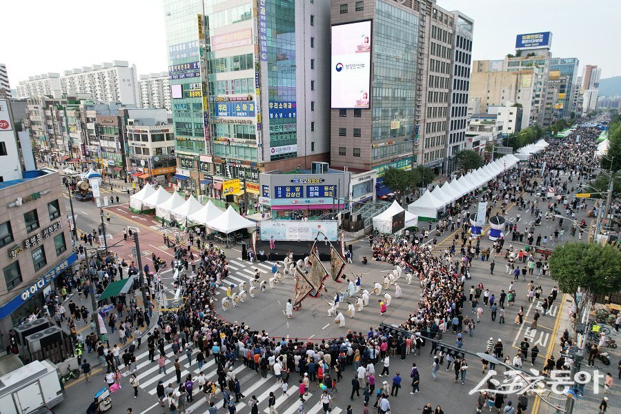 인천 부평구, ‘제29회 부평풍물대축제’에 많은 인파가 몰려 부평대로를 신명과 흥으로 가득 채웠다. 사진제공|인천 부평구청