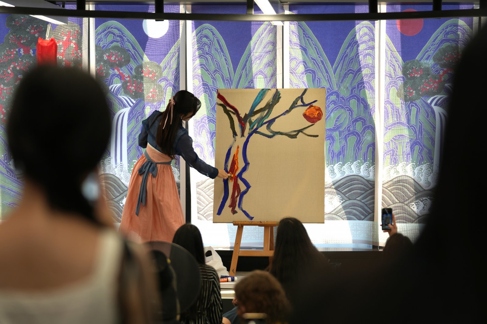 윤송아 작가의 즉석 드로잉 퍼포먼스