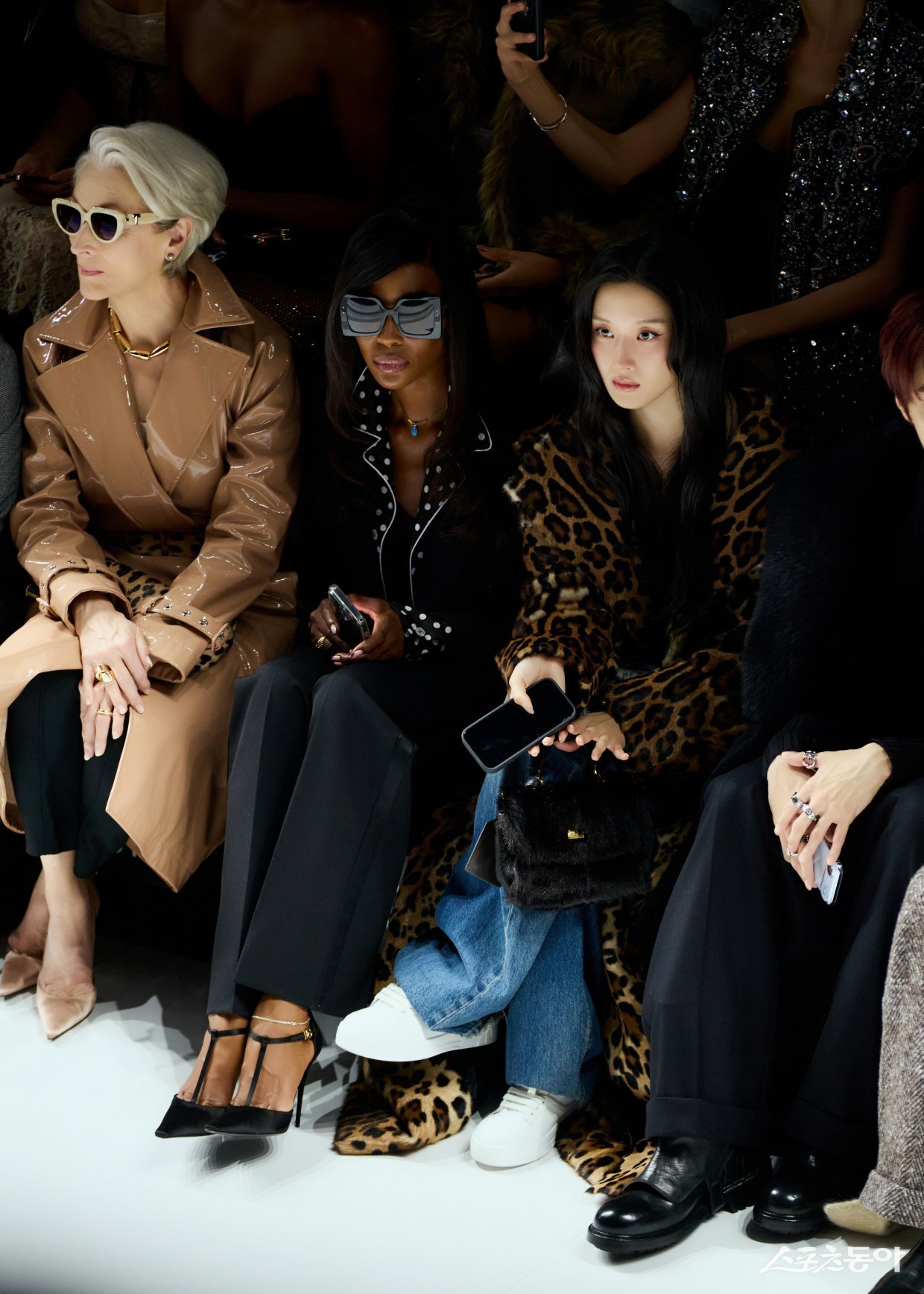 메릴 스트립이 영화 ‘악마는 프라다를 입는다’ 속편 촬영 차, 밀라노 패션 위크 기간 중 돌체앤가바나 쇼에 깜짝 등장했다. 이와 맞물려 메릴 스트립과 나란히 프런트로에 앉은 배우 문가영(오른쪽)과 NCT 멤버 도영이 속편에 ‘카메오’로 등장할지 관심을 모은다. 문가영 옆은 세계적 모델 나오미 캠벨. 사진제공 | 돌체앤가바나