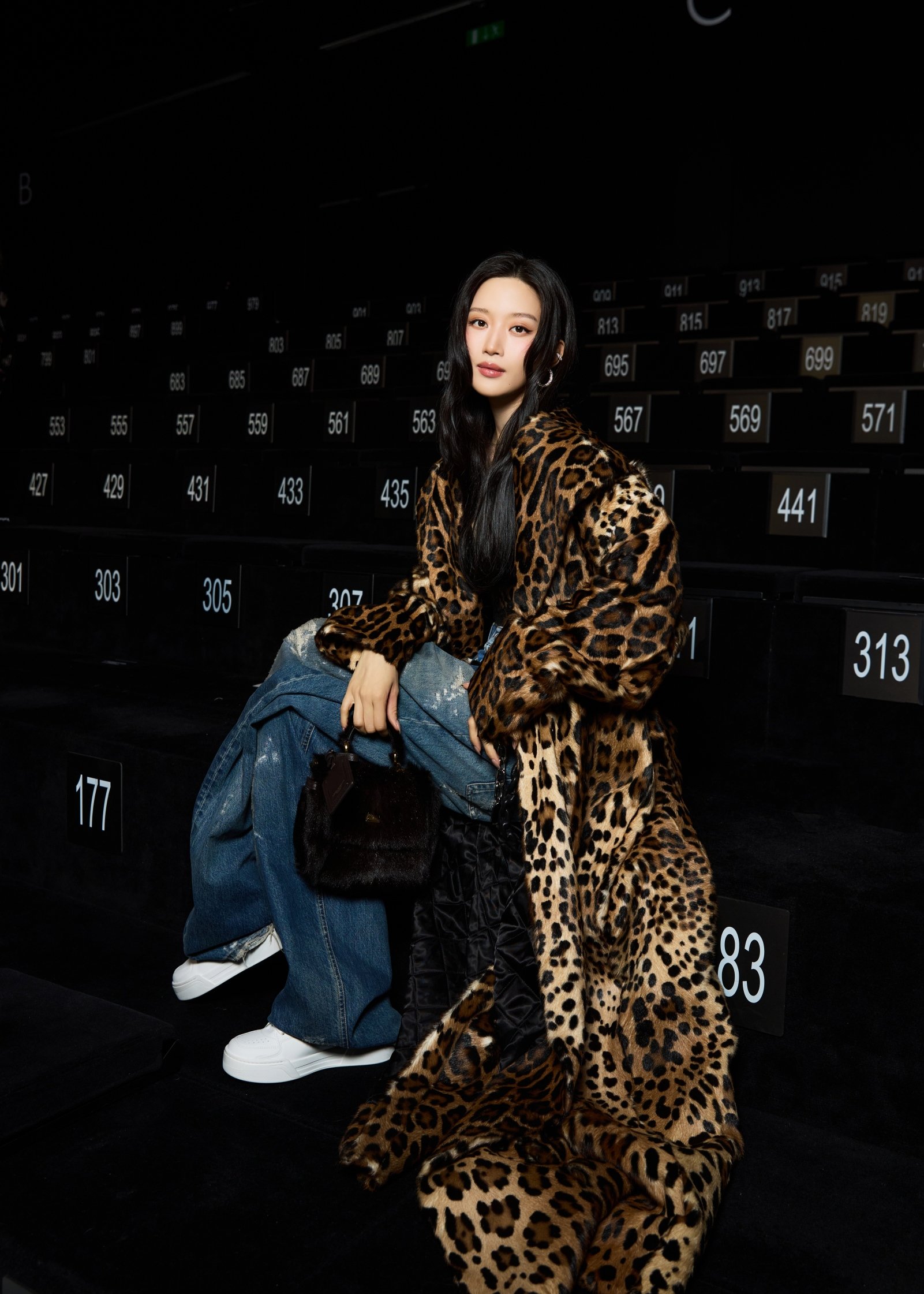 메릴 스트립이 영화 ‘악마는 프라다를 입는다’ 속편 촬영 차, 밀라노 패션 위크 기간 중 돌체앤가바나 쇼에 깜짝 등장했다. 이와 맞물려 메릴 스트립과 나란히 프런트로에 앉은 배우 문가영(사진)과 NCT 멤버 도영이 속편에 ‘카메오’로 등장할지 관심을 모은다. 문가영 옆은 세계적 모델 나오미 캠벨. 사진제공 | 돌체앤가바나