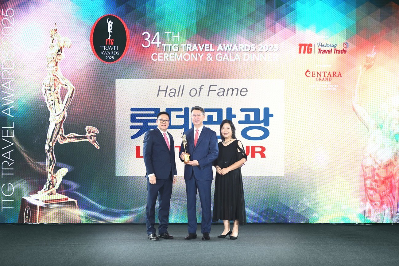 TTG 다렌 응 아시아 대표(왼쪽)와 롯데관광개발 백현 대표이사 사장(가운데)