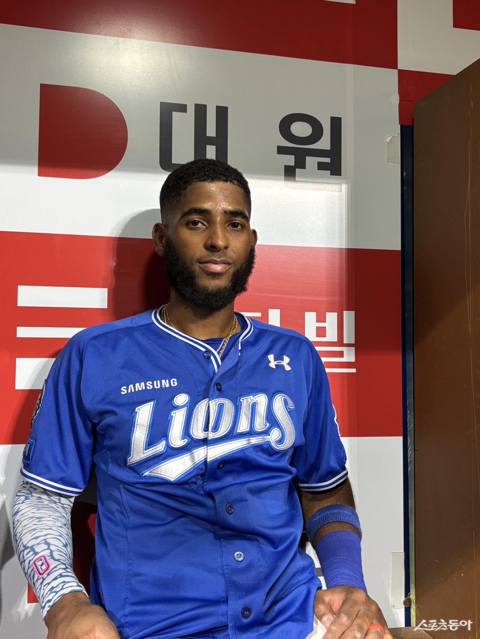 KBO리그 최초로 150타점을 밟은 삼성 디아즈는 50홈런이라는 마지막 목표를 남겨놓고 있다. 그는 “홈런도 좋지만, 팀을 직접 승리로 이끄는 타점을 더 선호한다”는 진심을 전했다. 28일 고척 키움전 직후 포즈를 취한 디아즈. 고척ㅣ강산 기자 posterboy@donga.com