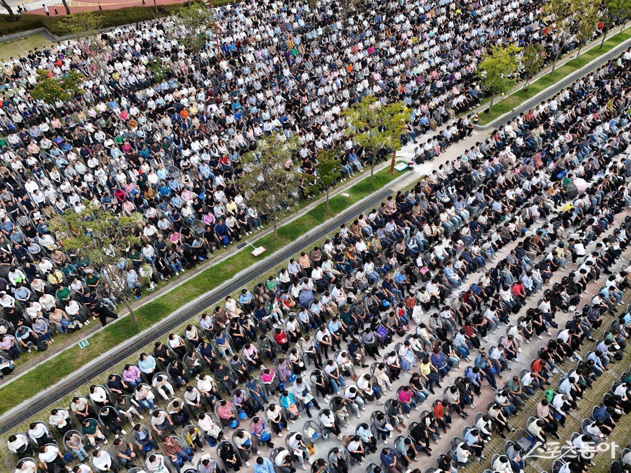 지난 27일 신천지예수교 청주교회에서 ‘계시록 성취 실상 증거 신천지 말씀대성회’가 열린 가운데 야외에서도 시민들이 이만희 총회장의 강의를 듣고 있다. (사진제공=신천지예수교회)