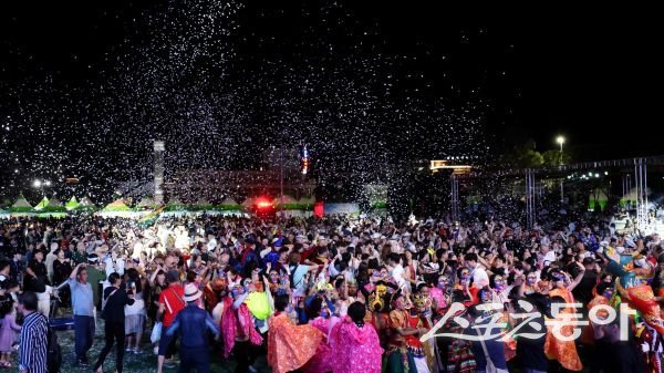 26일 개최된 2025 안동국제탈춤페스티벌에서 관람객들이 즐기고 있는 모습. 사진제공ㅣ안동시