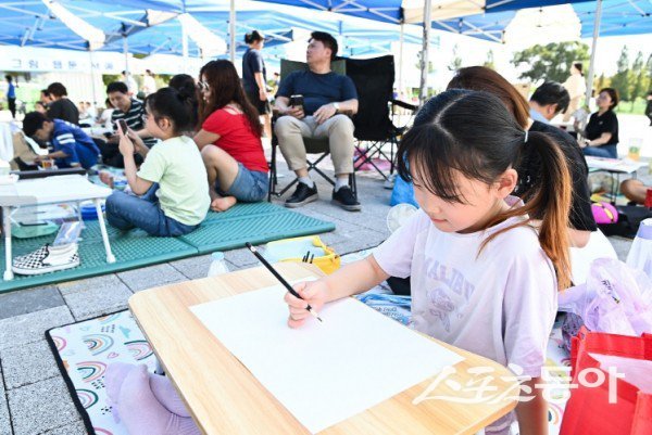 구미시 제42회 단계백일장에서 아이들이 즐기고 있는 모습. 사진제공ㅣ구미시