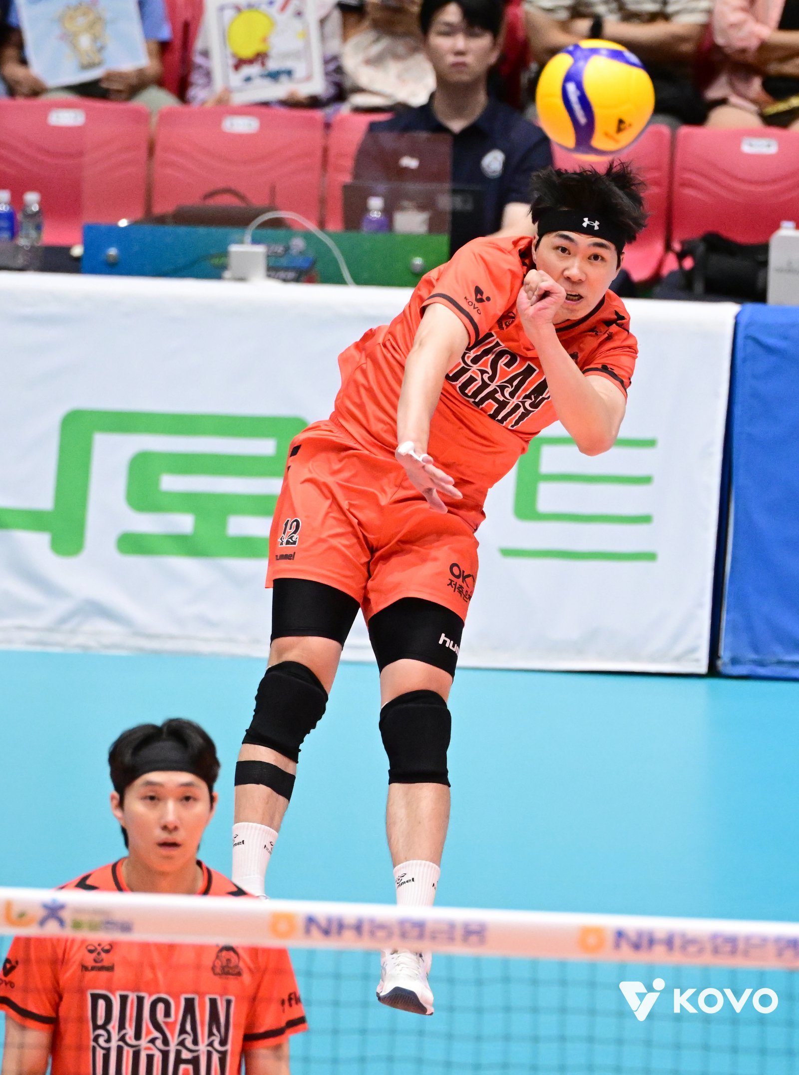 V리그 남자부 OK저축은행의 전광인(뒤)은 지난 시즌의 부침을 딛고 새 시즌 팀과 자신의 재도약을 꿈꾼다. 평소 자신을 높게 평가한 신영철 신임감독 밑에서 제2의 전성기를 열겠다는 의지다. 사진제공│KOVO