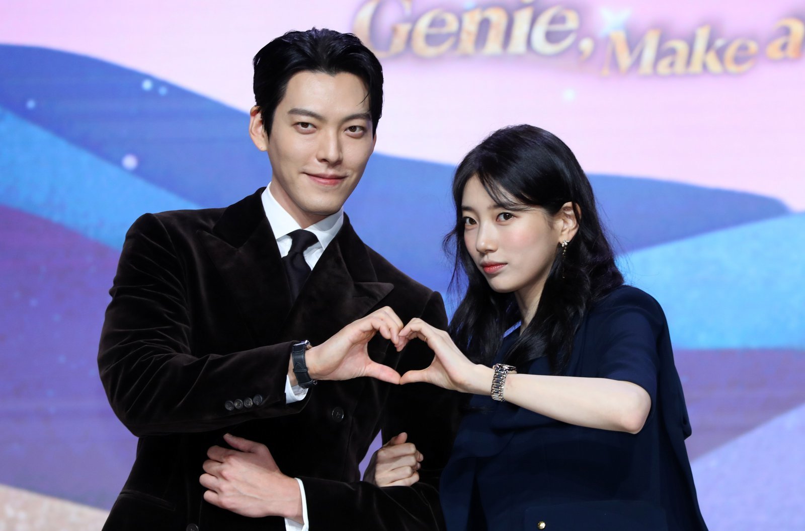 [서울=뉴시스] 김혜진 기자 = 배우 김우빈(왼쪽), 수지가 29일 오후 서울 강남구 조선 팰리스 서울에서 열린 넷플릭스 새 시리즈 ‘다 이루어질지니’ 제작발표회에서 포즈를 취하고 있다. 2025.09.29. jini@newsis.com