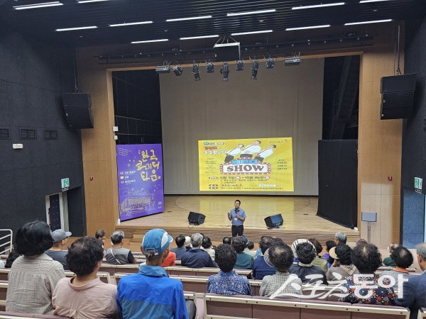 청도군이 한국코미디타운에서 주민 초청 무료 관람 행사 ‘배짼다쇼’를 개최하고 있다. 사진제공 ㅣ 청도군