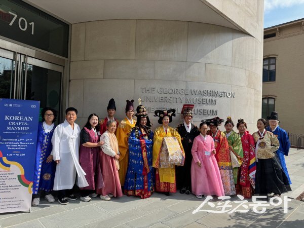 경상북도가 미국 워싱턴 D.C 일원에서 개최한 ‘2025 경상북도 전통공예 특별전(Crafts Manship Maker 2025)’ 참가자들이 한복을 입고 기념촬영하고 있다. 사진제공 ㅣ 경북도