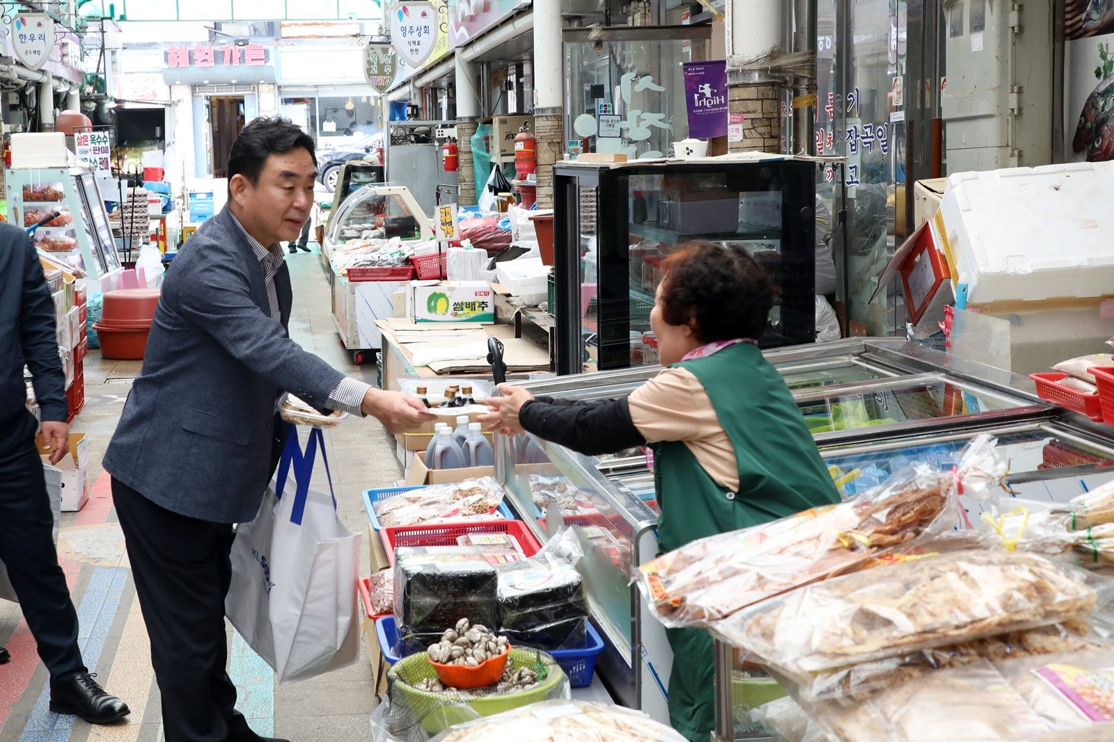 강원랜드 임직원들이 ‘전통시장 가는날’ 행사에서 온누리상품권을 이용해 명절 성수품 등을 구입했다