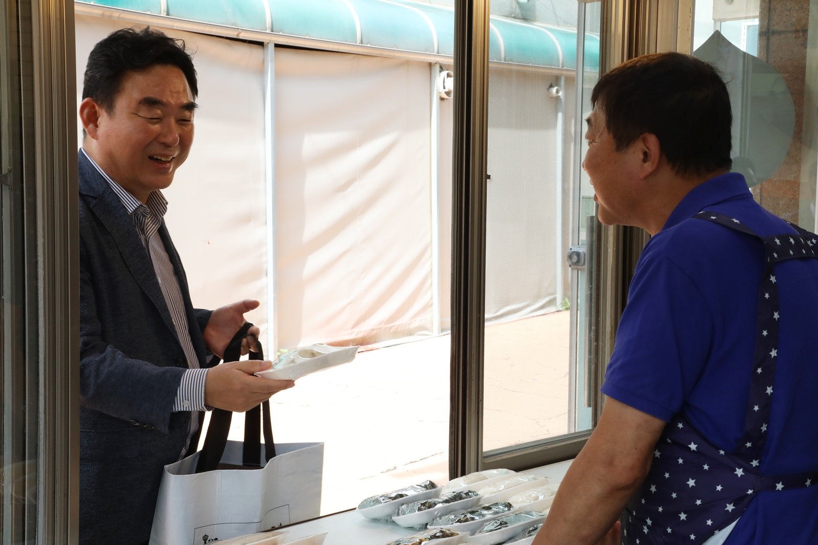 정선아리랑시장을 방문한 최철규 대표이사직무대행(왼쪽)