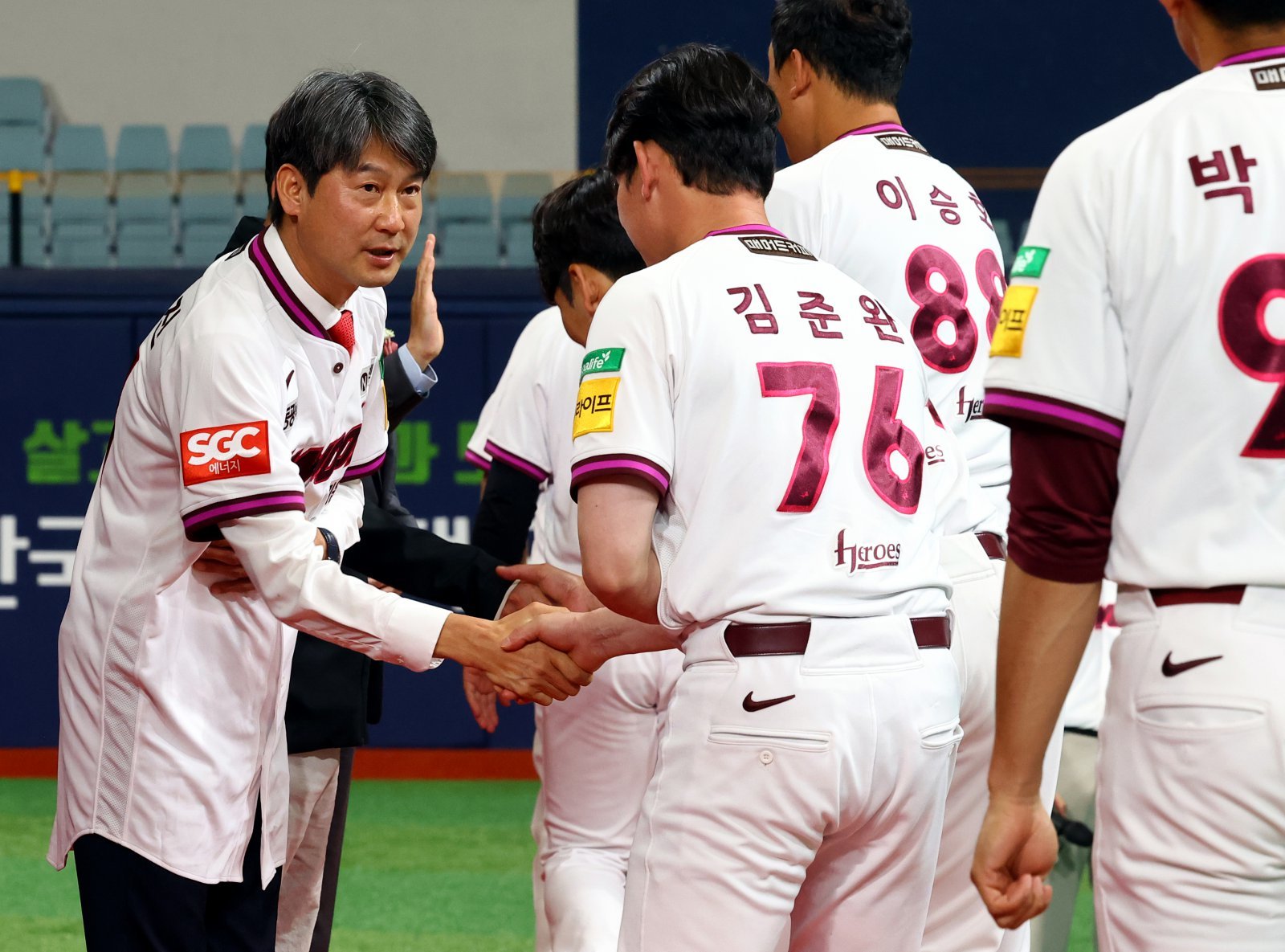 설종진 키움 감독(왼쪽)은 29일 고척스카이돔에서 열린 취임식에 참석하며 히어로즈 7대 감독으로서의 새출발을 알렸다. 고척｜뉴시스