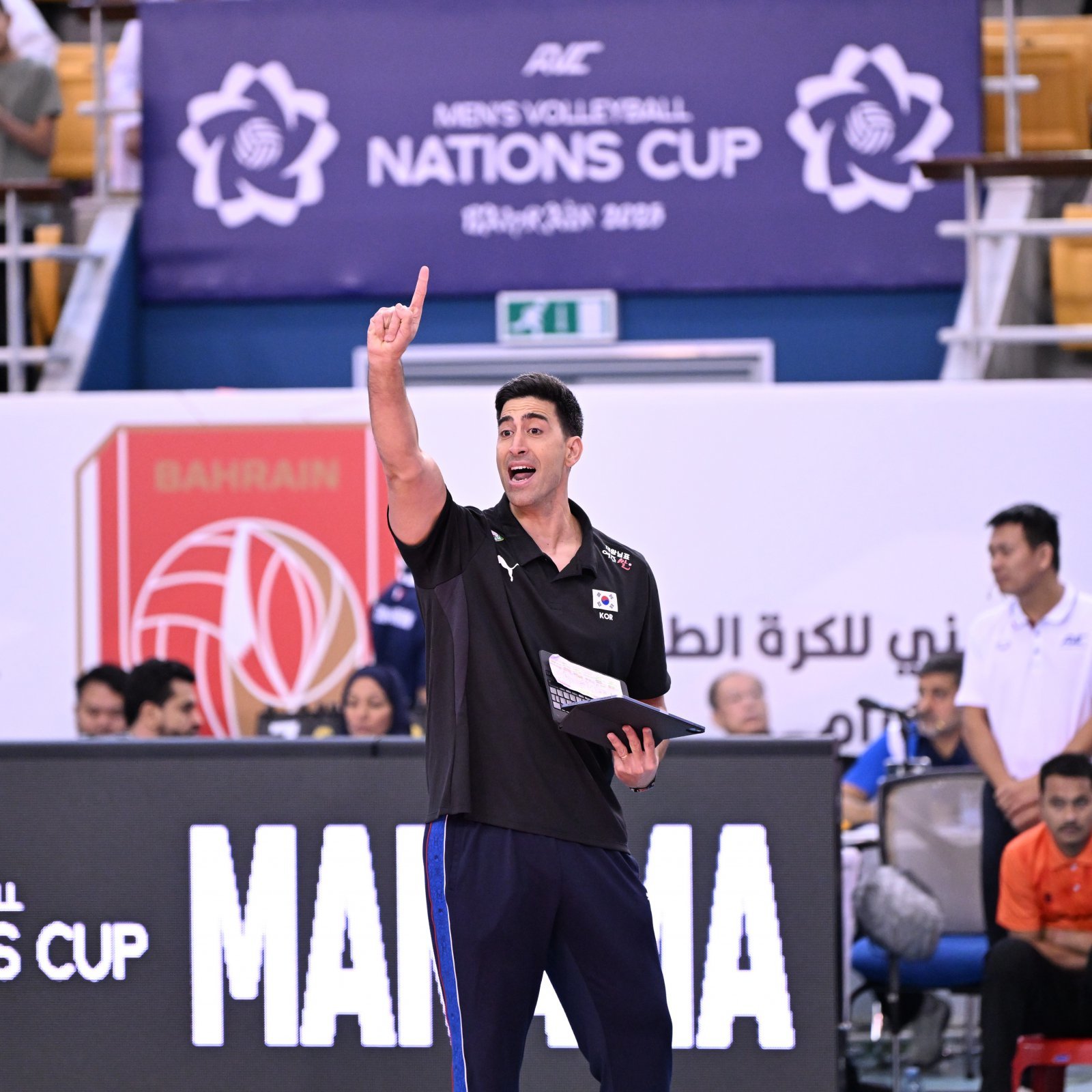 이사나예 라미레스 남자배구대표팀 감독(사진)이 대표팀과 내년까지 동행을 이어간다. 대한배구협회는 최근 남자경기력향상위원회를 개최해 라미레스 감독의 재평가를 실시한 결과, 만장일치로 그의 계약 유지에 동의했다. 사진제공│대한배구협회