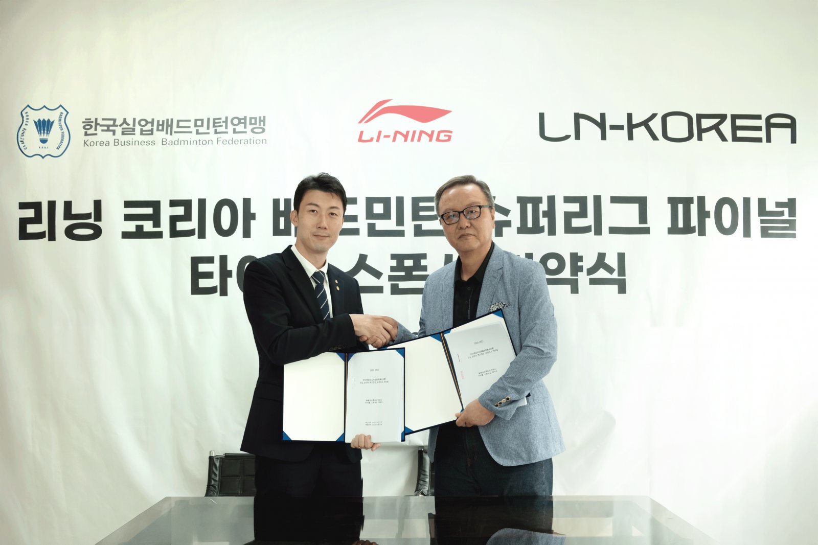 유연성 한국실업배드민턴연맹 회장(왼쪽)과 서윤영 엘엔코리아 대표가 29일 경기도 남양주 소재 리닝-엘엔코리아 본사에서 열린 ‘리닝 코리아 배드민턴 슈퍼리그 파이널 타이틀 스폰서 협약식’에서 협약을 맺었다. 이번 협약으로 리닝은 2025~2027년 슈퍼리그 파이널 타이틀 스폰서 자격을 획득했다. 올해 슈퍼리그 파이널은 11월 29일부터 12월 7일까지 서울 송파구 잠실학생체육관에서 열린다. 사진제공│한국실업배드민턴연맹