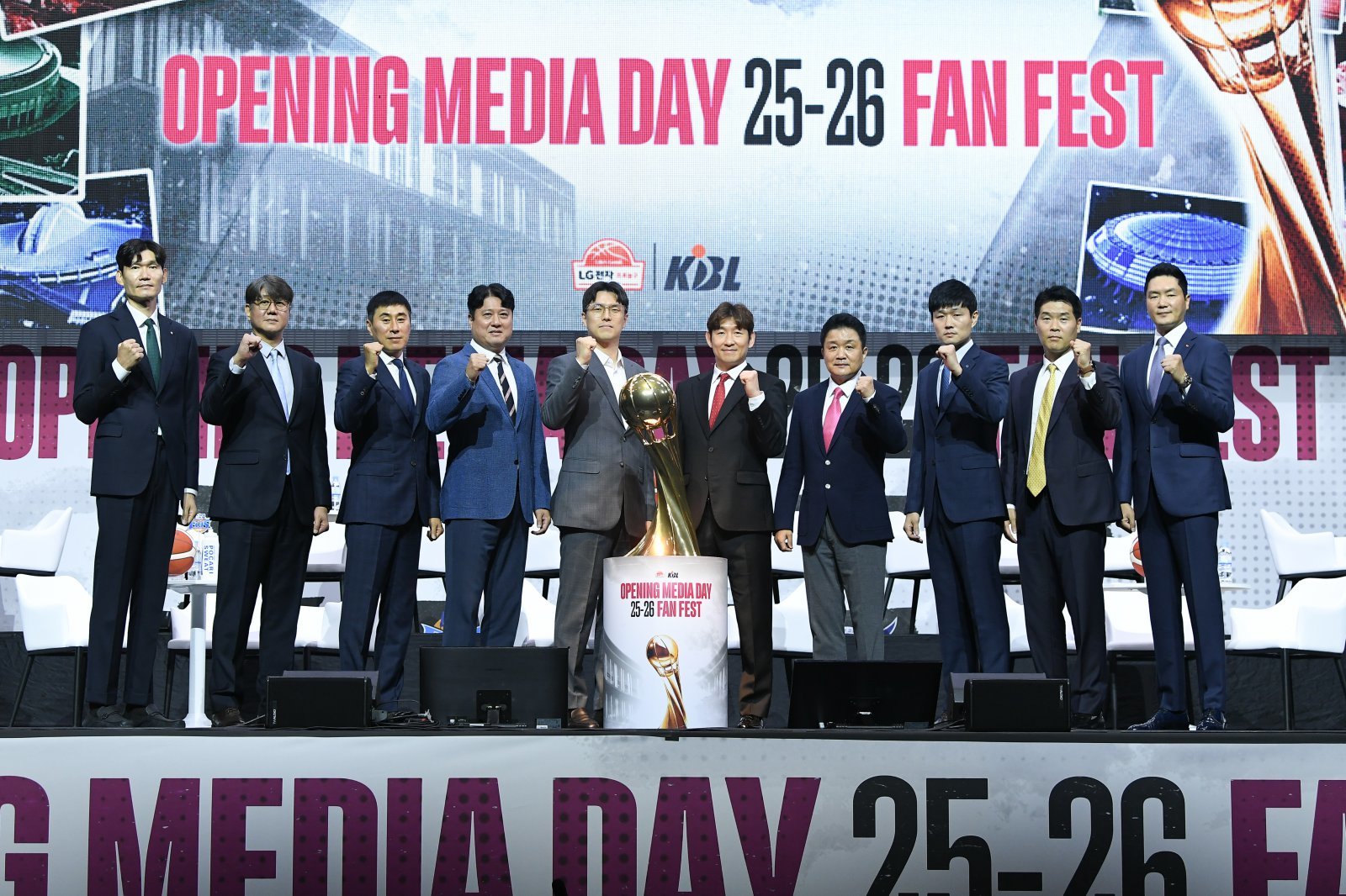 29일 서울 용산구 블루스퀘어 SOL트래블홀에서 열린 ‘2025~2026 LG전자 프로농구 미디어데이&팬페스트’ 행사가 열렸다. DB 김주성 감독, 소노 손창환 감독, KCC 이상민 감독, KT 문경은 감독, 삼성 김효범 감독, 현대모비스 양동근 감독, 정관장 유도훈 감독, 가스공사 강혁 감독, LG 조상현 감독, SK 전희철 감독(왼쪽부터)이 행사에 앞서 기념촬영을 하고 있다. 사진제공|KBL