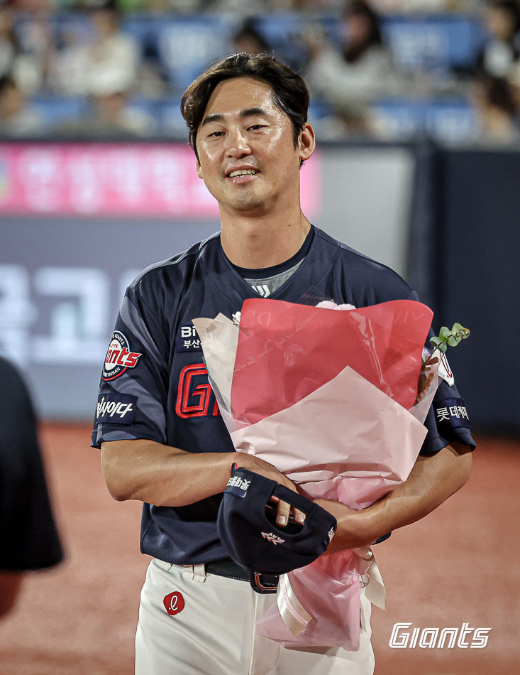 롯데 진해수가 2024년 6월 18일 수원KT위즈파크에서 열린 KT와 원정경기에 구원등판해 통산 800경기 출장을 달성한 뒤 축하를 받고 있다. 사진제공|롯데 자이언츠