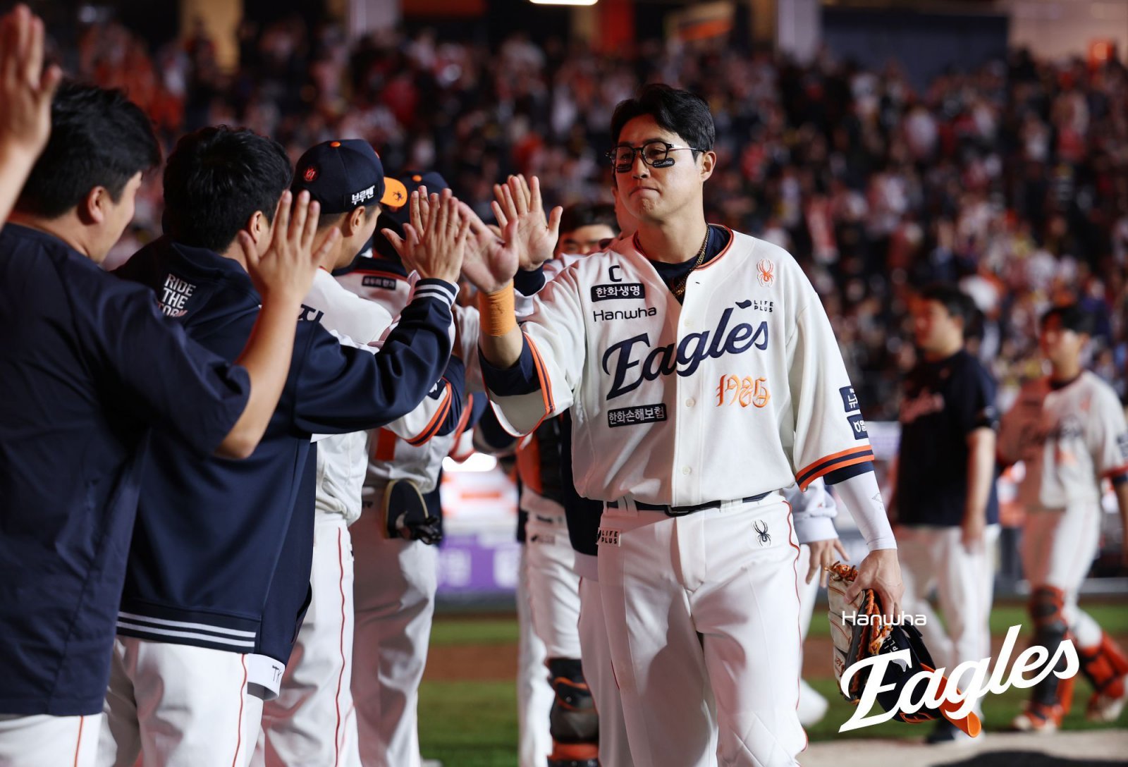 한화 주장 채은성이 29일 대전한화생명볼파크에서 열린 LG와 홈경기에서 7-3으로 승리한 뒤, 코칭스태프와 손뼉을 마주치고 있다. 사진제공|한화 이글스