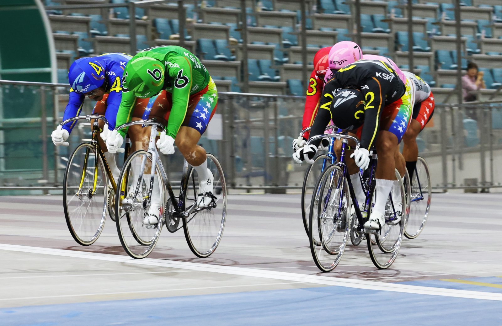 임채빈(6번 초록색 유니폼)이 서울올림픽 37주년 기념 대상경륜에서 가장 먼저 결승선을 통과하고 있다.