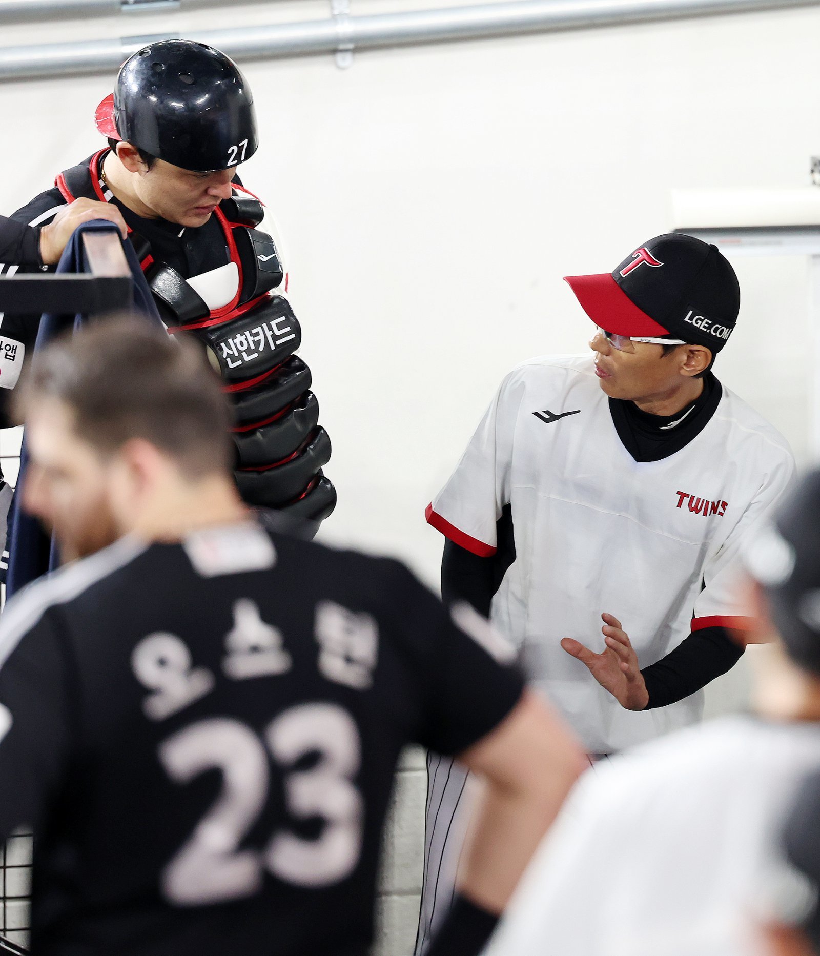 염경엽 LG 감독(오른쪽)이 29일 대전한화생명볼파크에서 열린 한화와 원정경기 도중 포수 박동원에게 포구 동작을 취하며 대화하고 있다. 대전|뉴시스