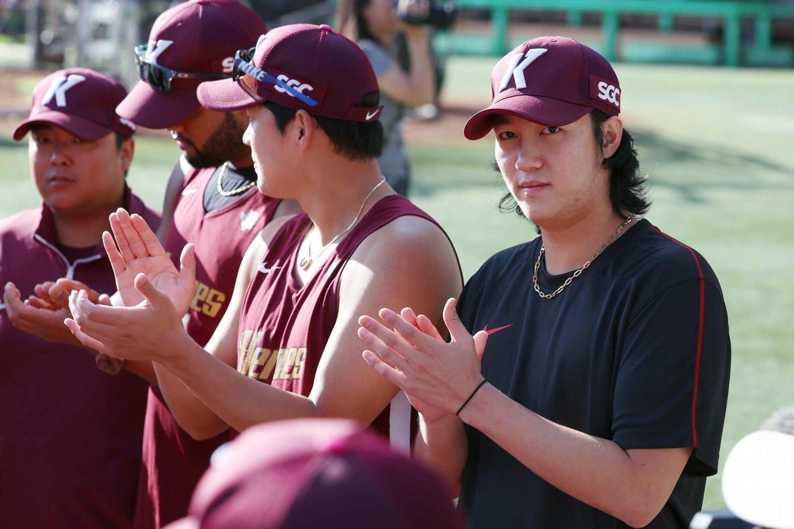 키움 안우진(오른쪽 첫 번째)은 올해 8월 팀 훈련 도중 오른쪽 어깨를 다쳐 내년 4~5월 복귀를 준비하고 있다. 2023시즌 이후 1군에 나서지 못했으나 그는 여전히 팀 마운드의 키워드다. 고척|뉴시스