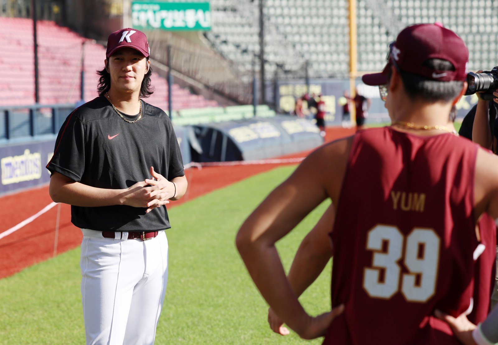 키움 안우진(왼쪽)은 올해 8월 팀 훈련 도중 오른쪽 어깨를 다쳐 내년 4~5월 복귀를 준비하고 있다. 2023시즌 이후 1군에 나서지 못했으나 그는 여전히 팀 마운드의 키워드다. 고척|뉴시스
