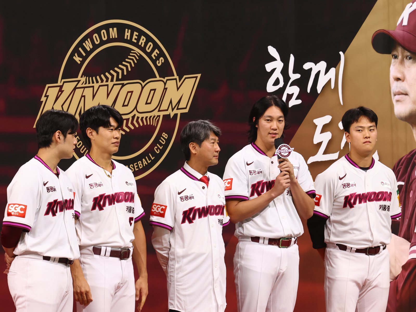 키움 안우진(오른쪽 두 번째)은 올해 8월 팀 훈련 도중 오른쪽 어깨를 다쳐 내년 4~5월 복귀를 준비하고 있다. 2023시즌 이후 1군에 나서지 못했으나 그는 여전히 팀 마운드의 키워드다. 고척|뉴시스