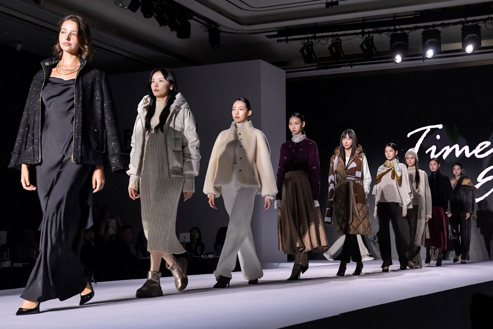 ‘프리미엄 패션 쇼케이스’ 런웨이 피날레. 사진제공｜KT알파