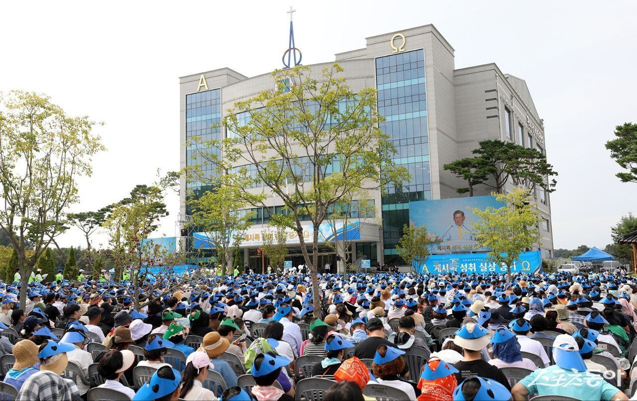 지난 27일 신천지예수교 청주교회에서 ‘계시록 성취 실상 증거 신천지 말씀대성회’가 열린 가운데 야외에서도 시민들이 이만희 총회장의 강의를 듣고 있다. (사진제공=신천지예수교회)