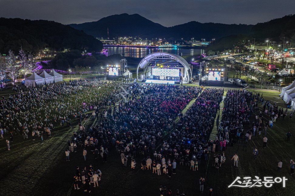 의왕시(시장 김성제)가 9월 27일부터 28일까지 백운호수공원 일대에서 개최한 ‘제21회 의왕백운호수축제’가 6만여 명의 방문객이 다녀가며 성황리에 마무리됐다. 사진제공|의왕시