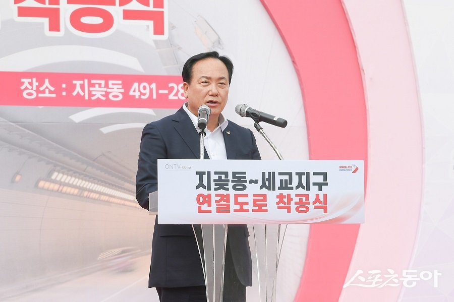 이권재 오산시장은 “이번 연결도로 개설은 단순한 도로 신설이 아니라 오산 동·서 생활권을 이어주는 기반시설”이라며 “시민 불편 해소와 산업단지 활성화, 균형발전을 동시에 달성할 수 있도록 차질 없이 추진하겠다”고 밝혔다. 사진제공｜오산시