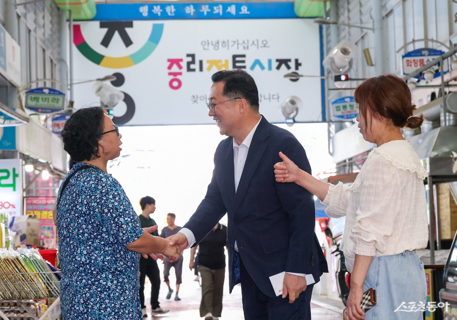 이장우 시장은 “경기 침체와 대내외 어려운 여건 속에서도 지역경제의 버팀목 역할을 해주시는 상인들께 깊이 감사드린다”며, “앞으로도 지역 상권 활성화와 소상공인 지원을 위한 정책을 적극 추진하겠다”고 말했다. 사진제공|대전시