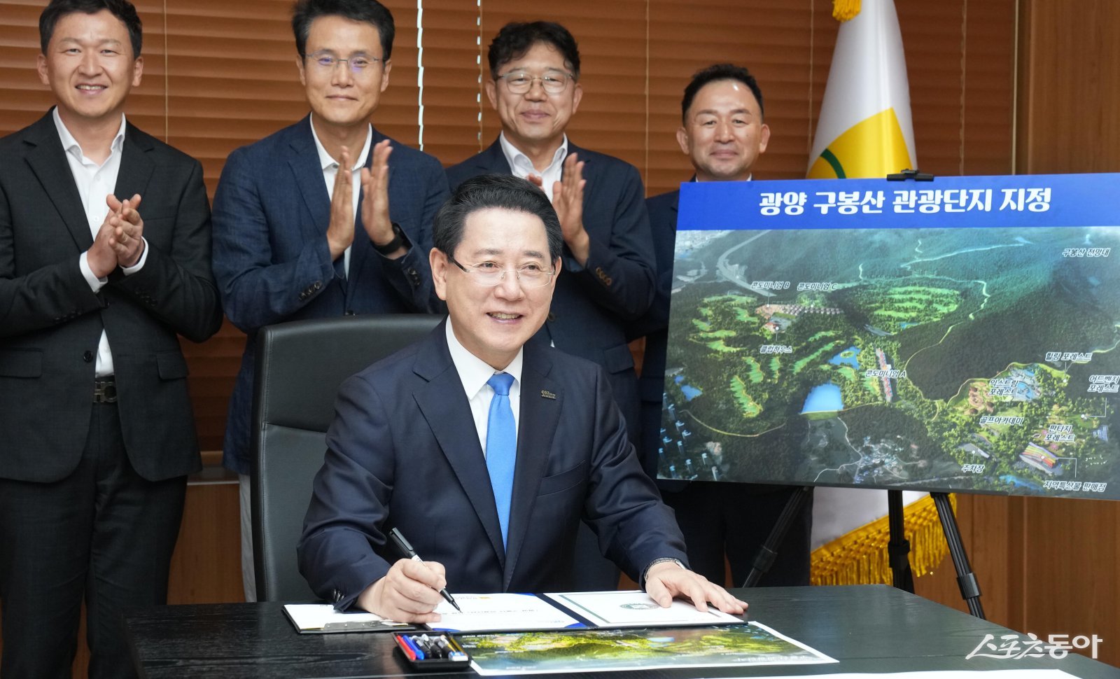 김영록 전라남도지사가 지난 29일 전남 동부지역본부에서 남해안권의 새로운 관광거점으로 도약할 ‘광양 구봉산 관광단지’ 지정 승인서에 서명을 하고 있다. 사진제공=전남도