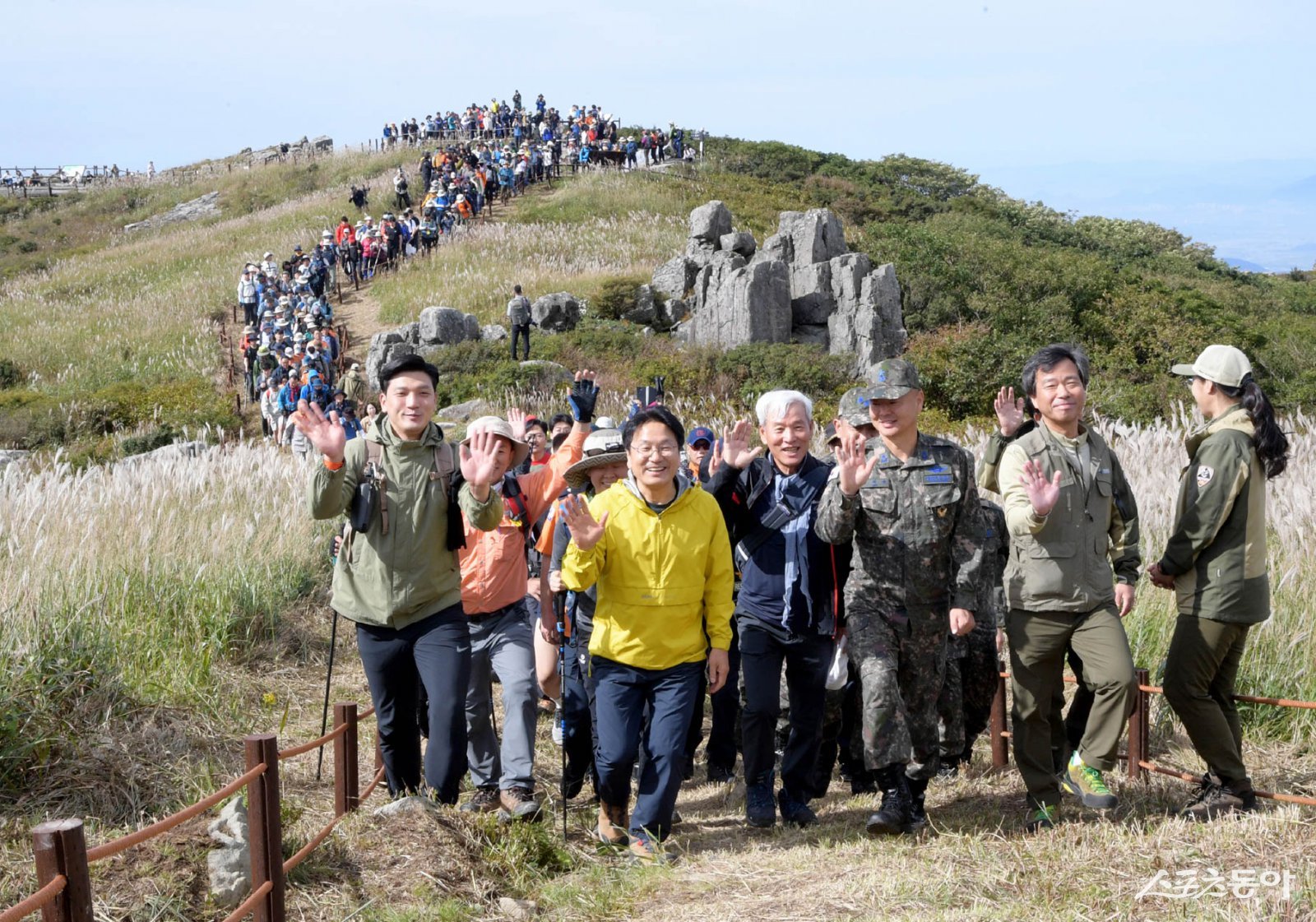 강기정 광주광역시장이 지난 2023년 9월 23일 무등산 서석대 일원에서 열린 ‘무등산 정상 상시개방 개통식’에 참석해 시민들과 인왕봉으로 오르고 있다. 사진제공=광주광역시