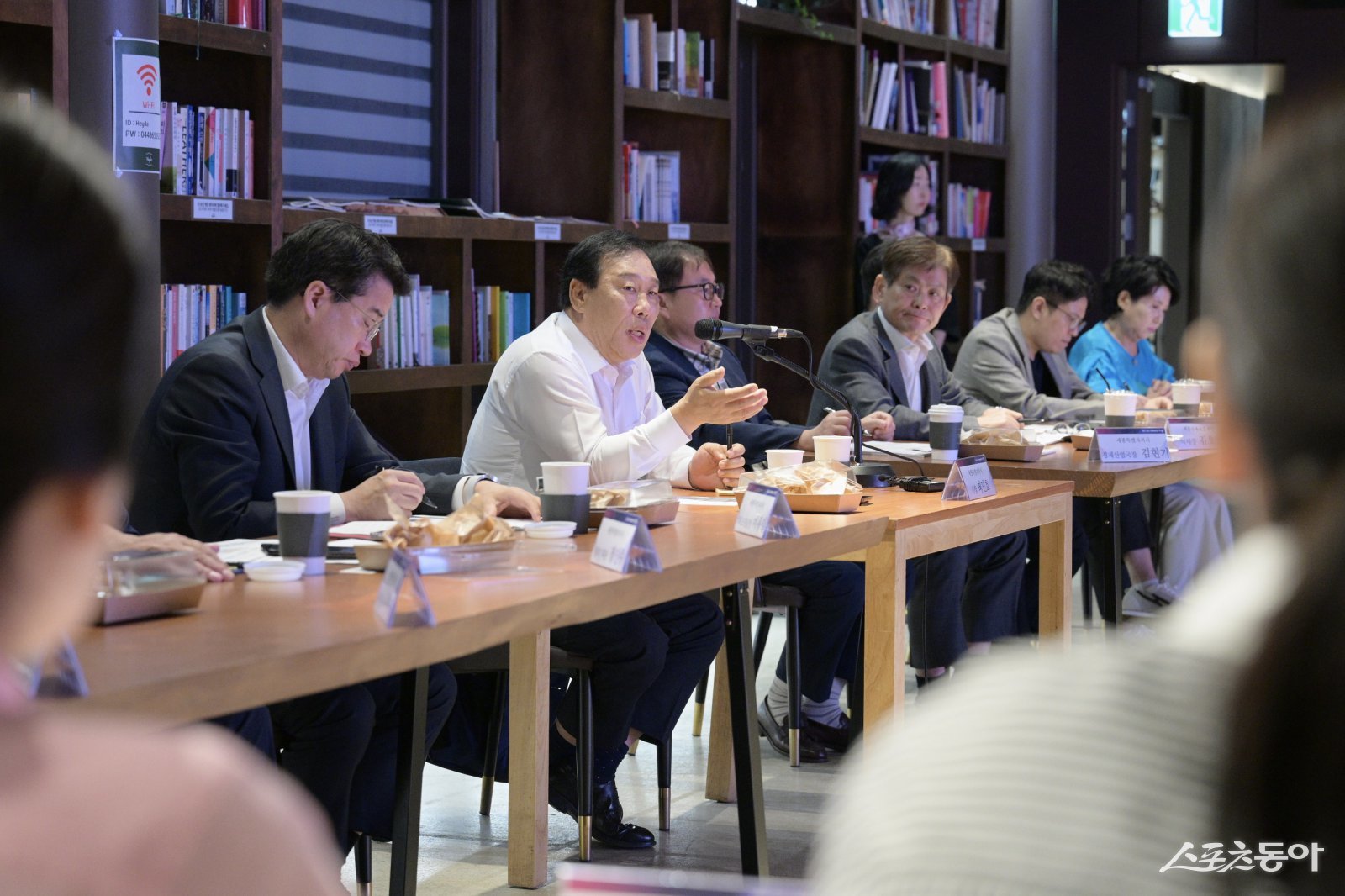 최민호 시장은 “소상공인은 세종시 경제의 뿌리이자 행정수도 완성을 뒷받침하는 중요한 주체”라며, “시장과 상인이 직접 소통하며 현실적 대안을 찾는 것이 민생경제 활력과 행정수도 완성, 지역경제 활성화를 동시에 이루는 길”이라고 밝혔다. 사진제공|세종시