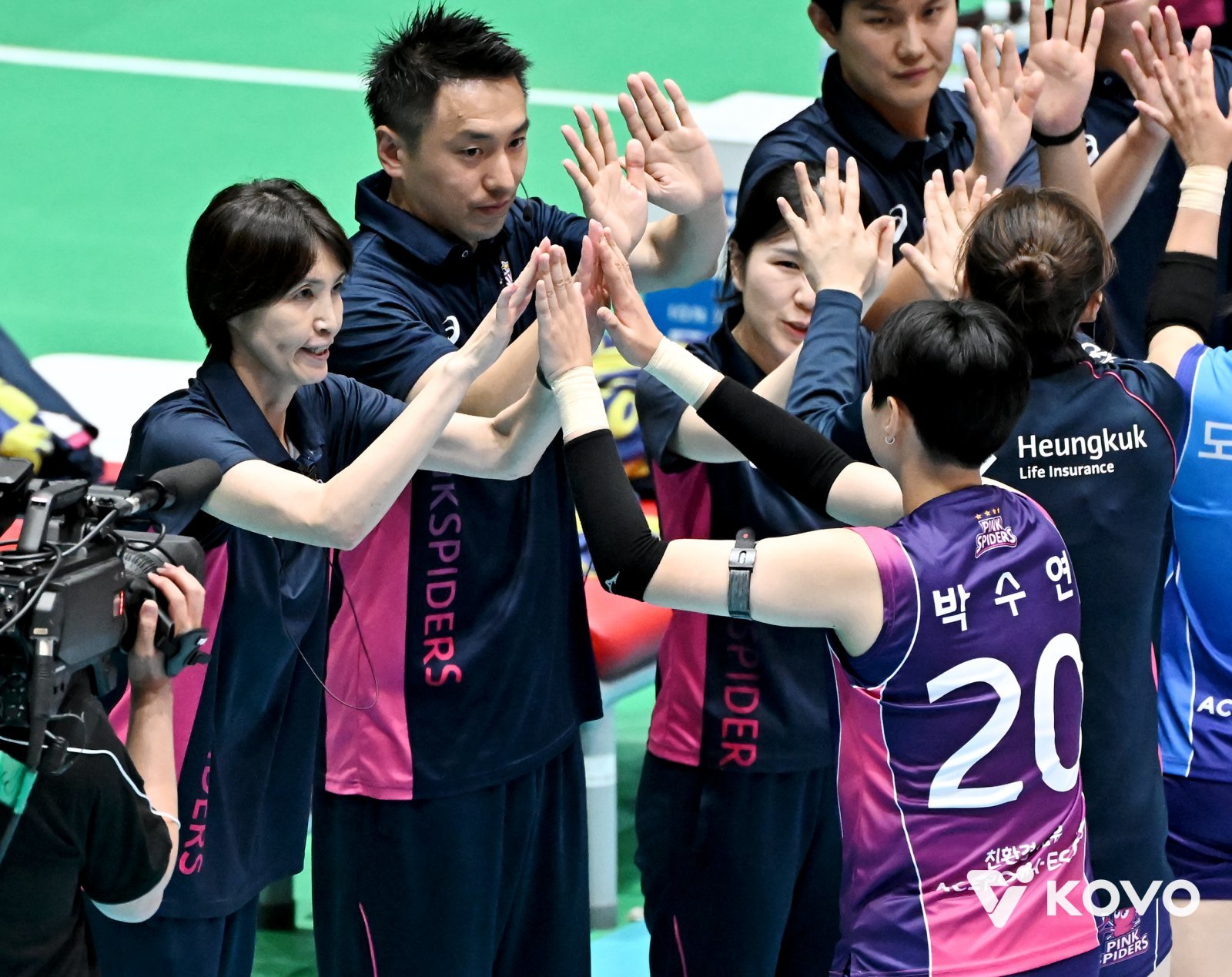 요시하라 토모코 흥국생명 신임 감독은 새 시즌 목표를 ‘성장’으로 설정했다. ‘슈퍼스타’ 김연경이 빠진 첫 시즌에서 ‘원팀’이 되어 매 경기 장단점을 찾아 나날이 성장해가는 시즌을 보내겠다는 계획이다. 25일 여수 진남체육관에서 열린 KOVO컵 GS칼텍스전이 끝나고 선수들을 격려하는 요시하라 감독(왼쪽). 사진제공｜KOVO