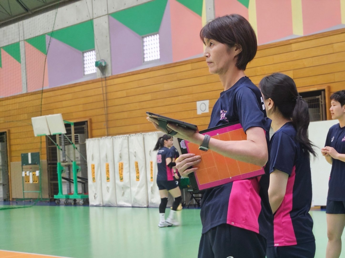 요시하라 토모코 흥국생명 신임 감독은 새 시즌 목표를 ‘성장’으로 설정했다. ‘슈퍼스타’ 김연경이 빠진 첫 시즌에서 ‘원팀’이 되어 매 경기 장단점을 찾아 나날이 성장해가는 시즌을 보내겠다는 계획이다. 이달 초 일본 오사카에서 진행된 오사카 마블러스(전 JT 마블러스)와 합동훈련 도중 코트를 지켜보는 요시하라 감독. 사진제공｜흥국생명