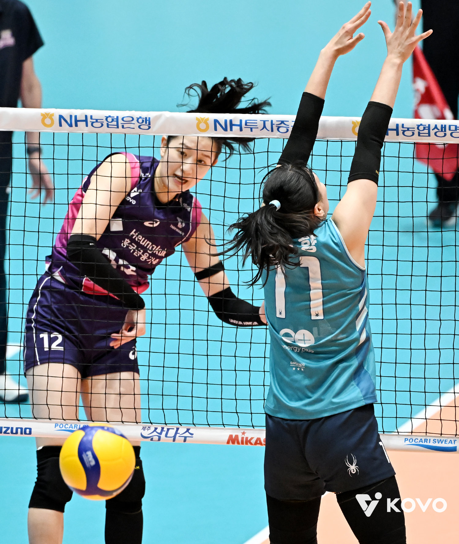 흥국생명 이다현은 좋은 일이든, 나쁜 일이든 모든 일을 새로운 자극으로 삼아 성장하고자 한다. 2025~2026시즌을 앞두고 현대건설을 떠나 FA로 흥국생명에 합류한 그는 새로운 마음가짐으로 새 시즌 준비에 한창이다. 25일 여수 진남체육관에서 열린 GS칼텍스와 KOVO컵 경기 도중 득점하는 이다현. 사진제공|KOVO