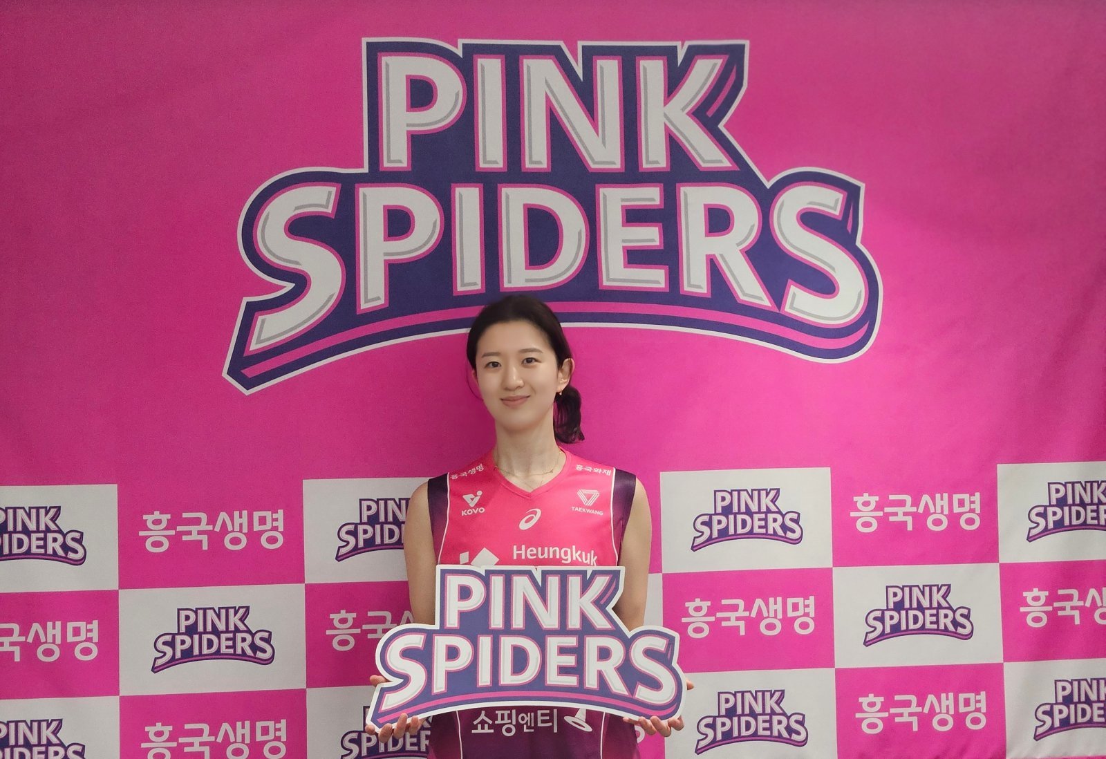 흥국생명 이다현은 좋은 일이든, 나쁜 일이든 모든 일을 새로운 자극으로 삼아 성장하고자 한다. 2025~2026시즌을 앞두고 현대건설을 떠나 FA로 흥국생명에 합류한 그는 새로운 마음가짐으로 새 시즌 준비에 한창이다. 4월 흥국생명 입단식에서 기념촬영을 하는 이다현. 사진제공|흥국생명