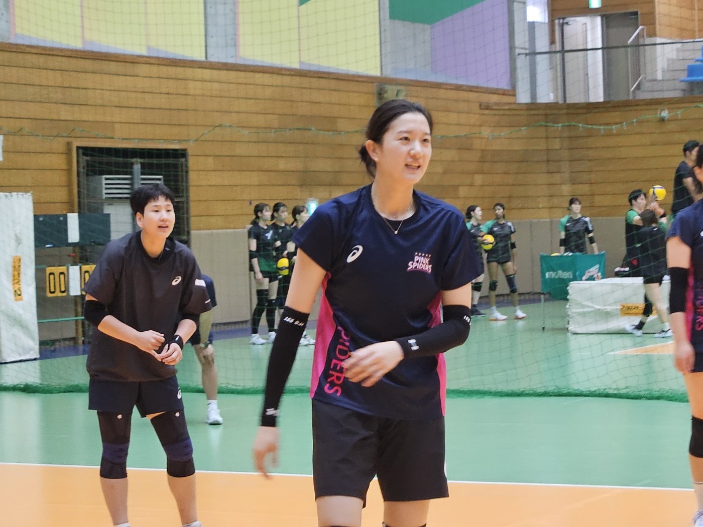 흥국생명 이다현은 좋은 일이든, 나쁜 일이든 모든 일을 새로운 자극으로 삼아 성장하고자 한다. 2025~2026시즌을 앞두고 현대건설을 떠나 FA로 흥국생명에 합류한 그는 새로운 마음가짐으로 새 시즌 준비에 한창이다. 이달 초 일본 오사카에서 진행한 오사카 마블러스(전 JT 마블러스)와 합동훈련을 소화하는 이다현(오른쪽). 사진제공|흥국생명