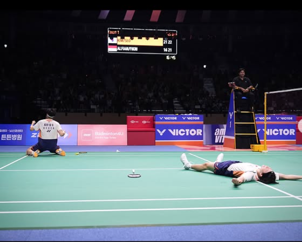 배드민턴국가대표팀 서승재(오른쪽)-김원호는 올해 남자복식에만 전념하면서 승승장구 하고 있다. 둘은 올해 7월 22일 세계 1위에 오른 뒤 단 한번도 정상에서 내려오지 않았다. 사진은 28일 수원체육관에서 열린 2025코리아오픈에서 남자복식 금메달을 따낸 뒤 코트에 누워 포효하는 모습. 사진출처│대한배드민턴협회 인스타그램