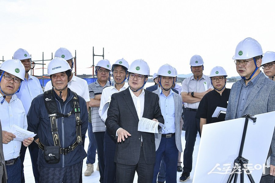 김병수 김포시장과 김포시 간부공무원들이 대명항 수산물직판장 신축공사현장을 방문해 진행 상황을 점검했다. 사진제공｜김포시청