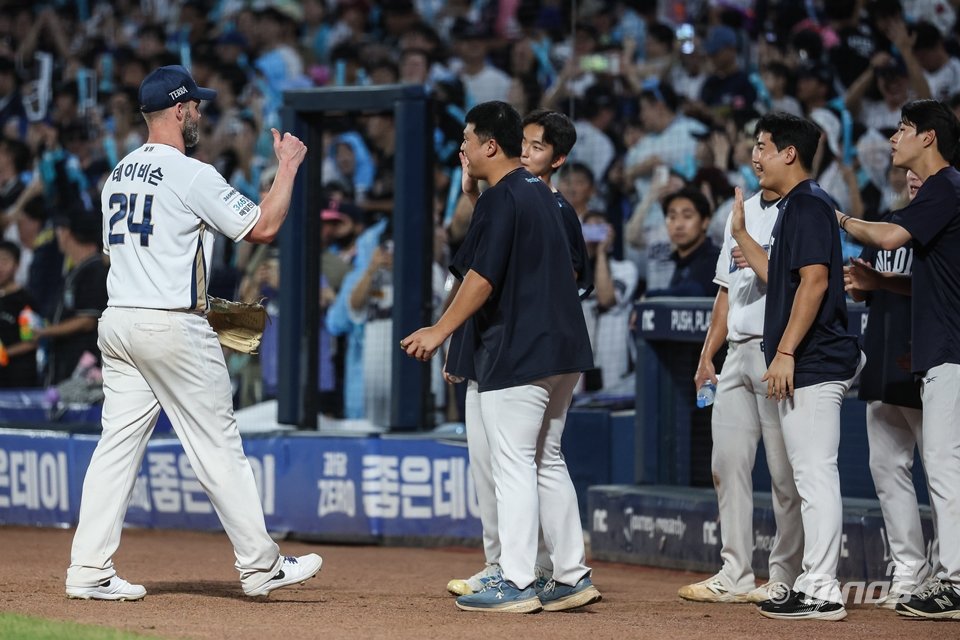 NC 맷 데이비슨(왼쪽)은 득점권 상황에서 부진하다. 솔로 홈런이 그의 전체 홈런 수의 절반을 넘는다. 하지만 그의 홈런은 팀에 1점 이상의 가치를 만든다. 사진제공｜NC 다이노스