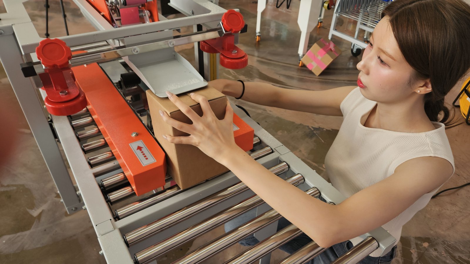 팩민 자동테이핑기를 이용해 테이핑 작업을 하고 있는 모습.    팩킹의민족 제공