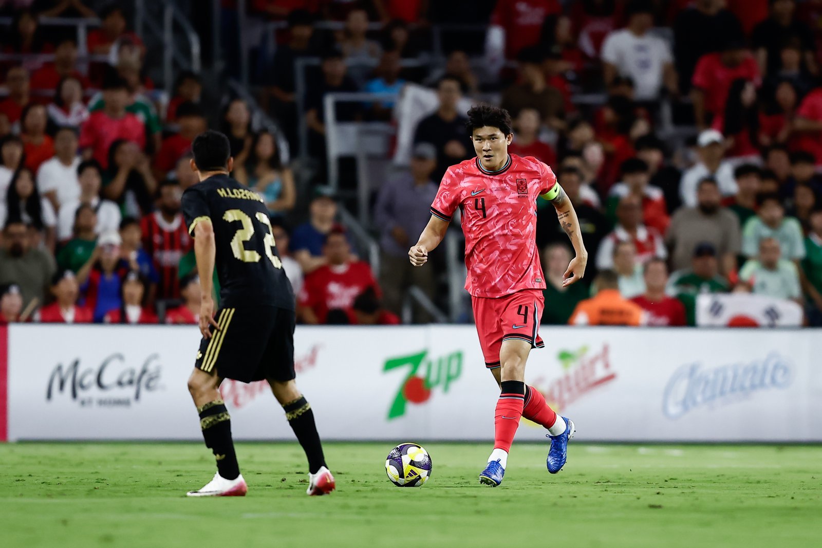 축구국가대표팀 수비수 김민재(오른쪽)가 10일(한국시간) 미국 내슈빌의 지오디스파크에서 열린 멕시코와 평가전에서 공을 몰고 전진하고 있다. 사진제공|대한축구협회